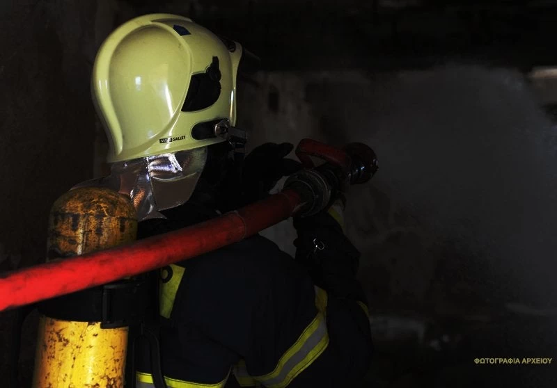 Πυρκαγιά σε πολυκατοικία στο Γαλάτσι! Πυροσβέστες απεγκλώβισαν ένα άτομο από το κλιμακοστάσιο